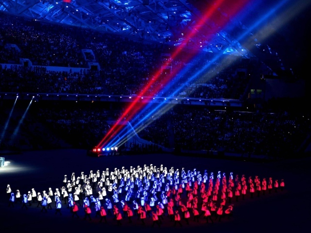 Флаг России на открытии Олимпиады в Сочи