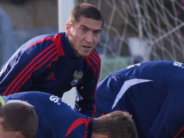 Полузащитник сборной России Алексей Ионов на тренировке