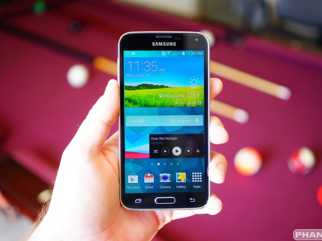 Samsung Galaxy S5 в руке