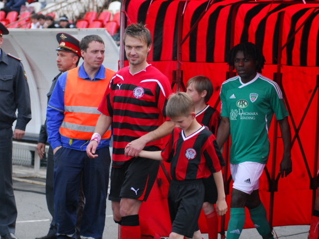 Сергей Волков нападающий Амкара с юным футболистом