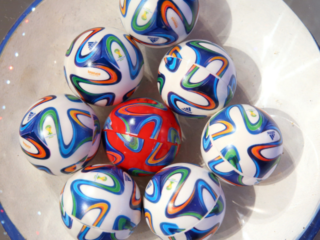 Витрина с мячами Чемпионата Мира по футболу в Бразилии 2014