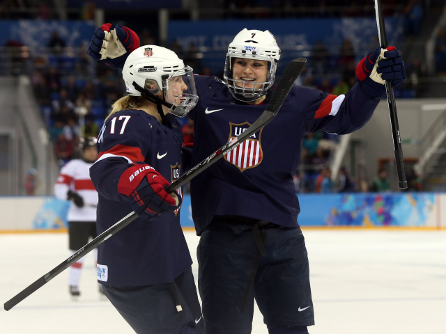 Обладательницы серебряной медали американские спортсменки по хоккею на олимпиаде в Сочи
