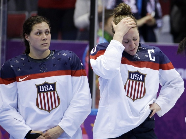 Обладательницы серебряной медали женская хоккейная сборная из США на олимпиаде в Сочи