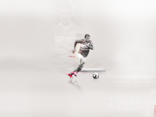 Сергей Паршивлюк капитан Спартака атакует соперника