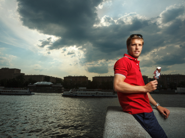 Полузащитник Спартака Дмитрий Комбаров в Питере