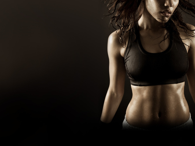 Спортивная девушка в черном