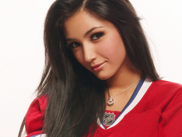 Спортивная девушка в красной футболке