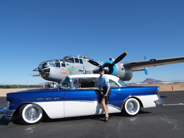 Стюардесса возле ретро автомобиля