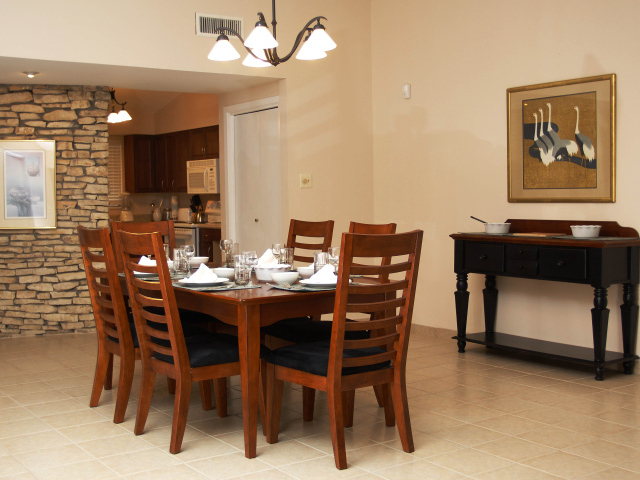 Каменная стена в столовой