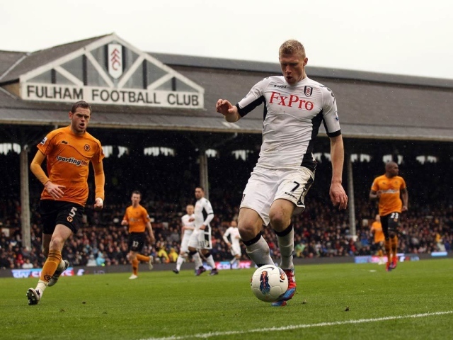 Павел Погребняк нападающий клуба Рединг с мячом
