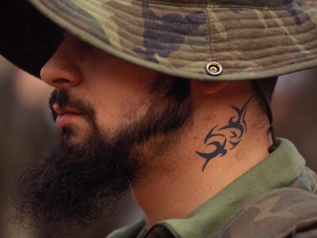 Тату на шее солдата