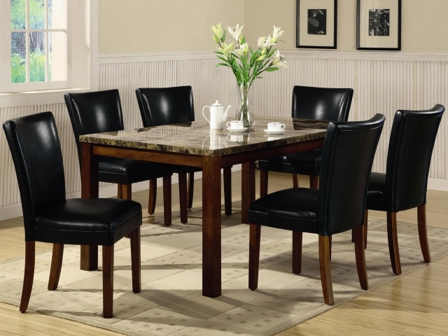 Чай на столе в столовой