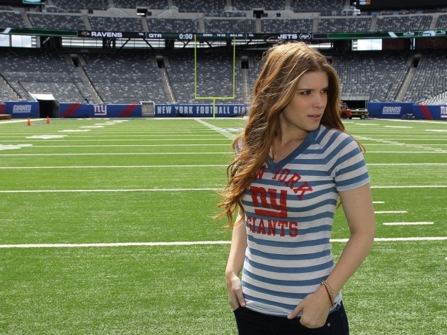 Блондинка на футбольном поле