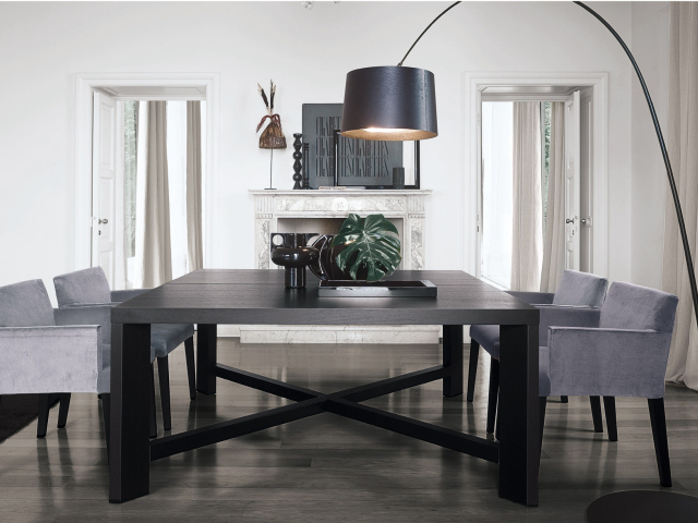 Светильник над столом в столовой