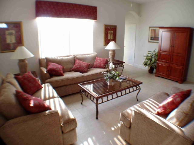 Красный цвет в оформлении гостиной