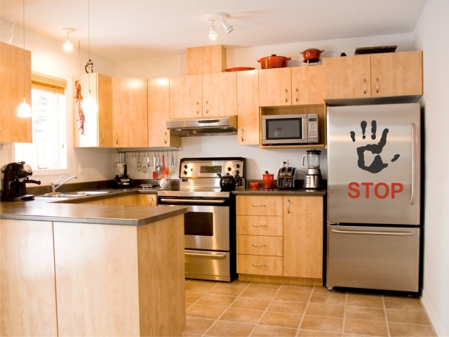 Наклейка на холодильнике в кухне