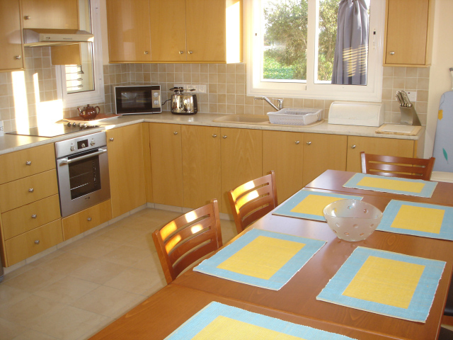 Солнце светит в окно на кухне