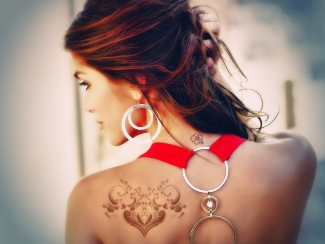 Татуировка на спине и шее