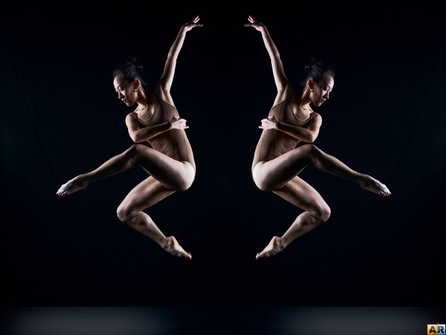 Две балерины в прыжке