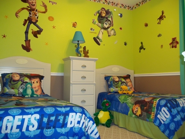 Две кровати в детской комнате