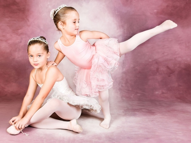 Две юных балерины
