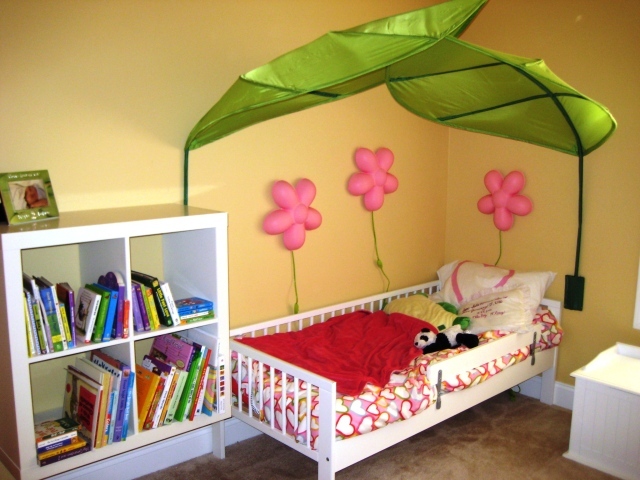 Зонтик над кроватью в детской
