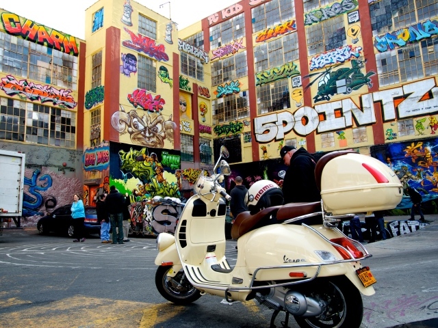 Разные граффити на домах