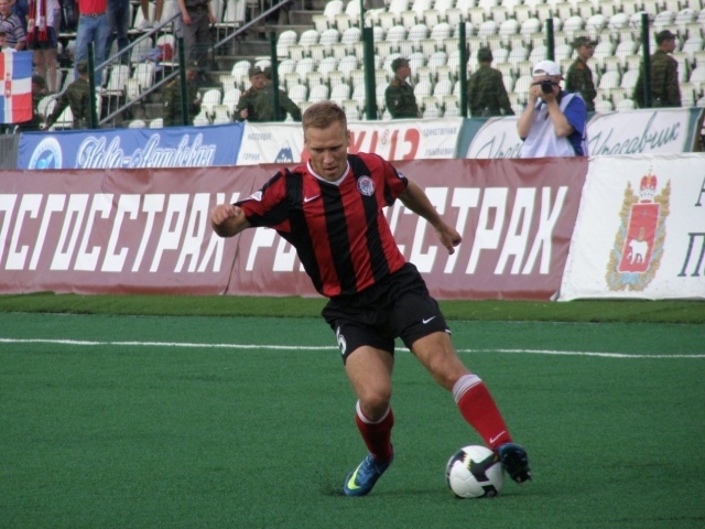 Виталий Гришин полузащитник Амкара с мячом