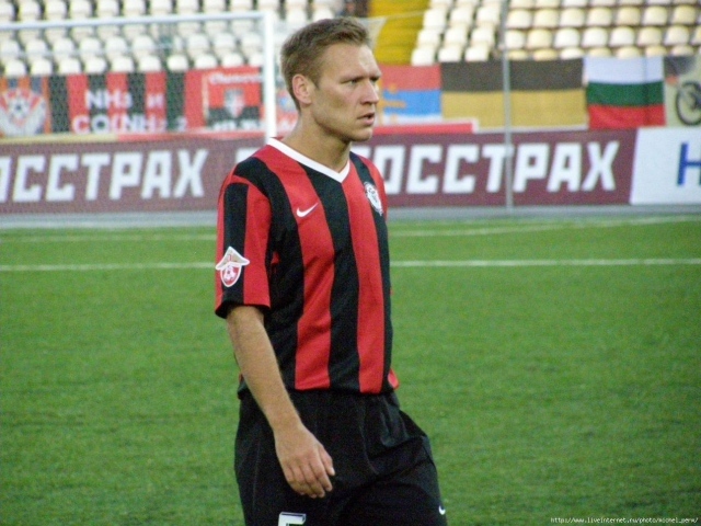 Виталий Гришин полузащитник Амкара на поле