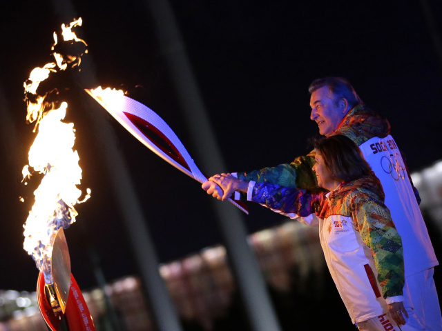 Владислав Третьяк и Ирина Роднина зажигают огонь Олимпиады в Сочи