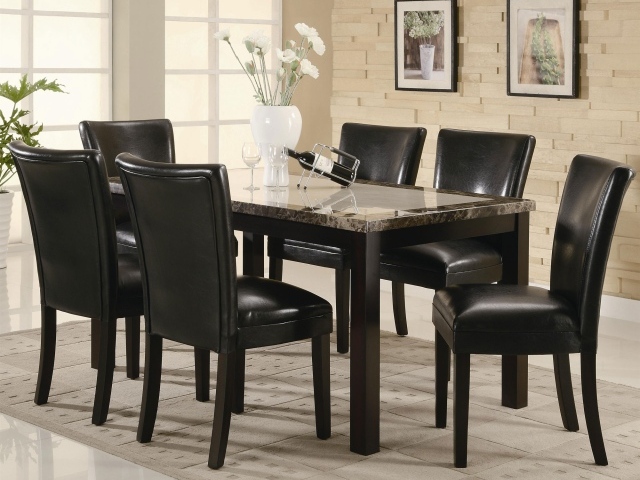 Вино на столе в столовой