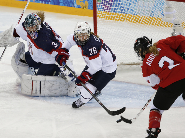 Женская хоккейная сборная из США серебряная медаль