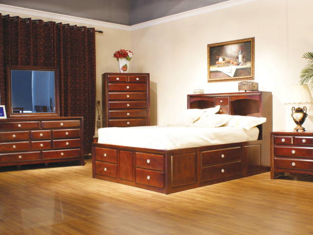 Деревянная мебель в спальне