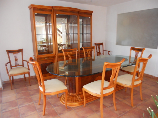 Столешница в столовой из стекла