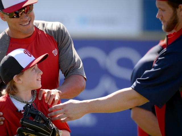 Юный поклонник бейсболиста Адама Ляруш