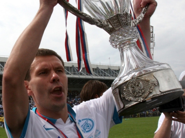 Константин Зырянов полузащитник Зенита с кубком