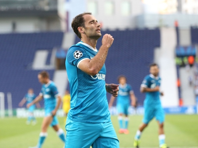 Роман Широков полузащитник Зенита бежит по полю