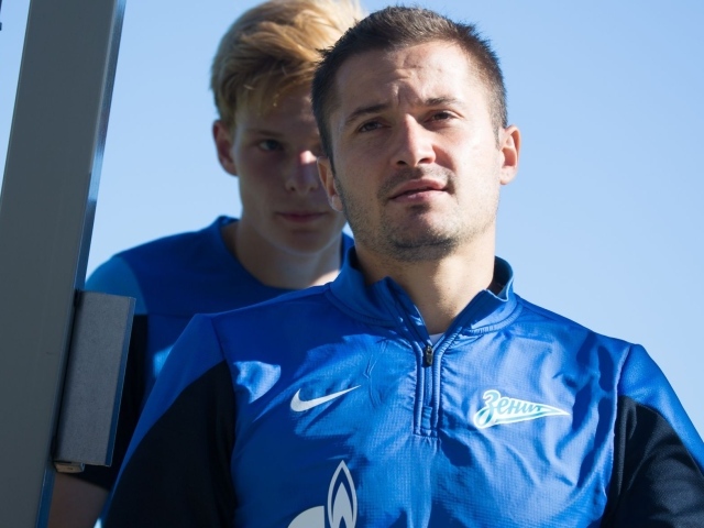 Полузащитник Зенита Виктор Файзулин