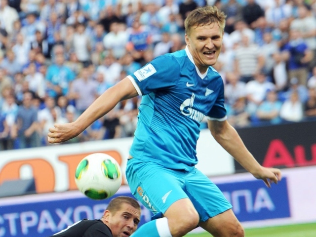 Игрок Зенита Александр Бухаров на поле