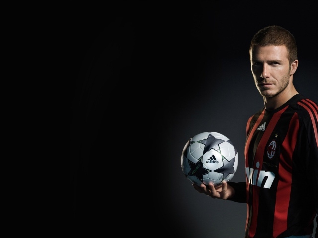 Футболист Давид Бекхэм с мячом