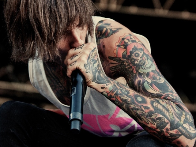 Певец с татуировкой