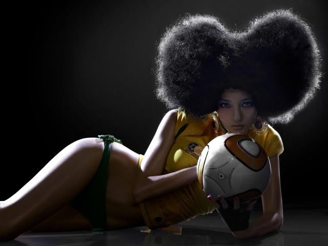 Африканская девушка с мячом