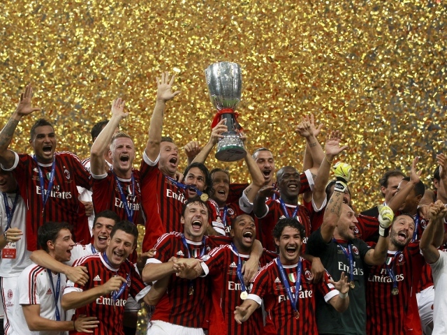 Кубок у команды Милан