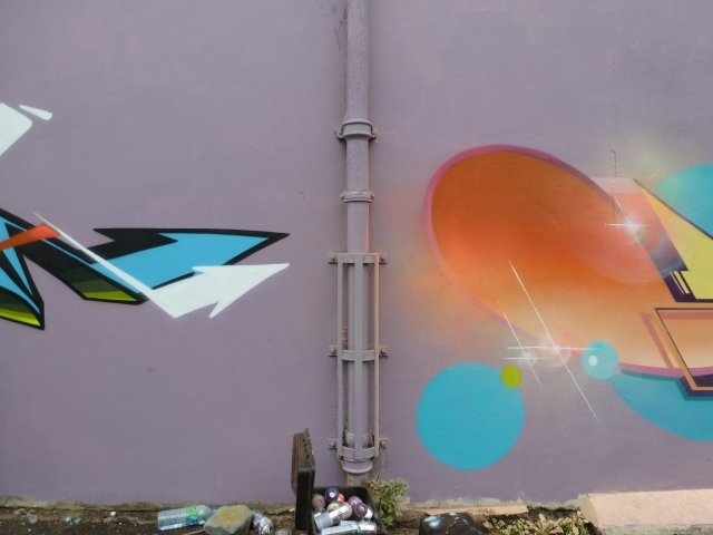 Граффити на стене и краски