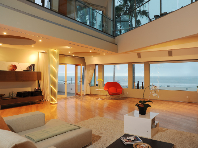 Холл дома около моря