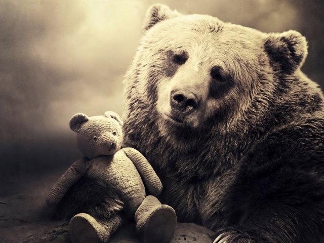 Медведь с игрушкой