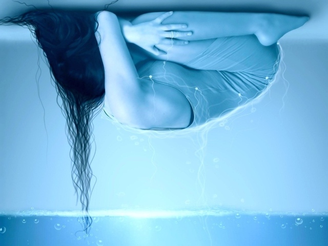 Девушка аниме спит на потолке