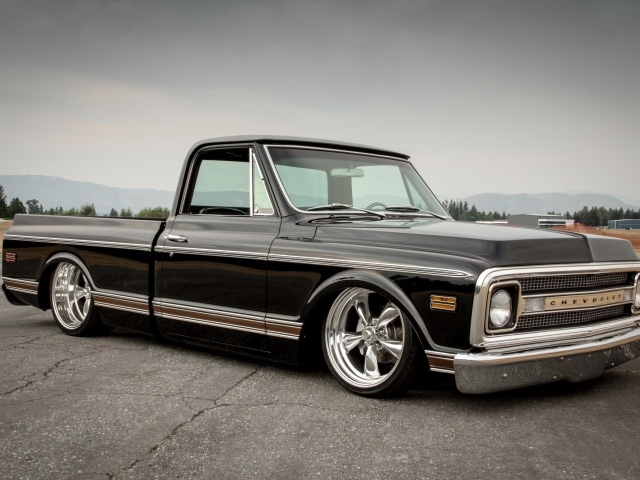 Черный пикап Шеви Роллет