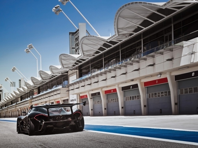 Черный McLaren P1 у ангаров
