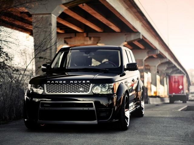 Черный Range Rover Sport под эстакадой